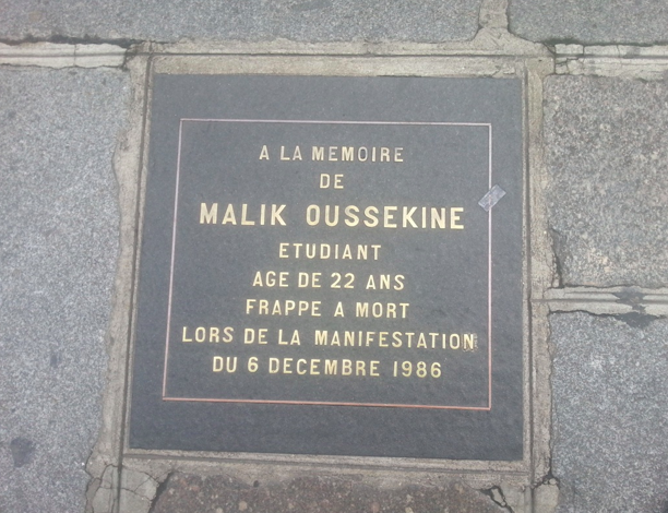 Plaque commémorative de la mort de Malik Oussekine, rue Monsieur-le-Prince, à Paris