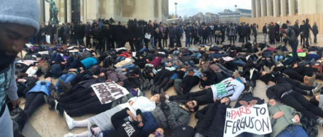 Manifestation de soutien à Ferguson, place du Trocadéro, à Paris, le 6 décembre © #FergusoninParis